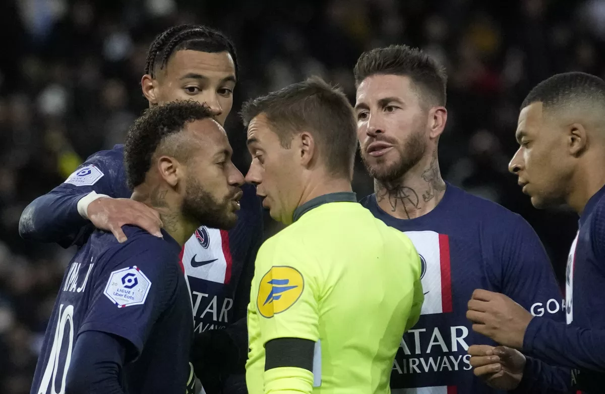 Neymar dikeluarkan dari lapangan saat PSG unggul atas Strasbourg di pembuka Ligue 1 –