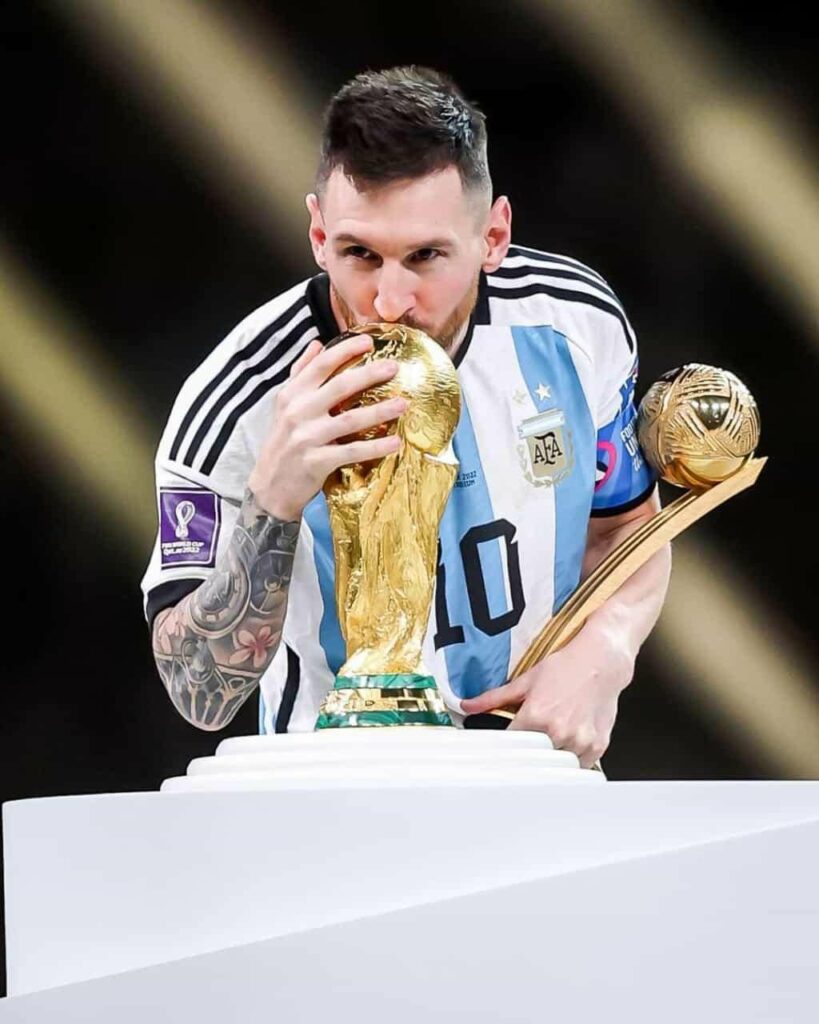 Messi mengangkat Piala Dunia saat Argentina mengalahkan Prancis melalui adu penalti di final terbesar yang pernah ada –