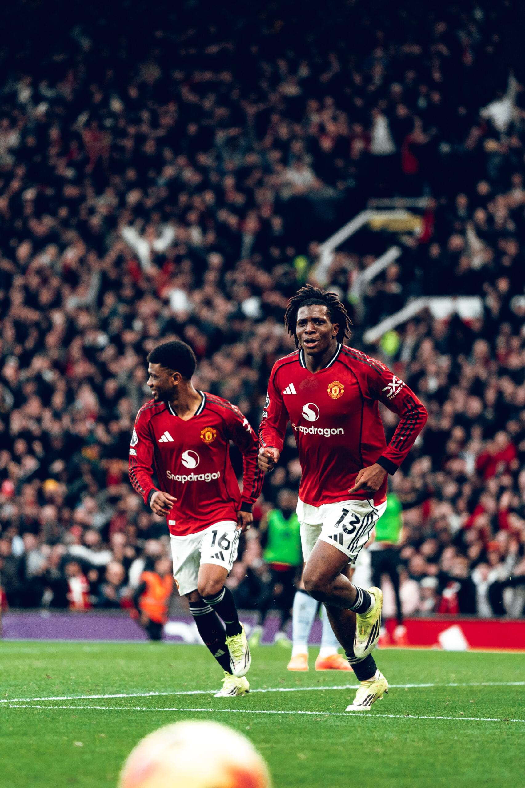 Carrick secures dream start as United dominate Manchester City