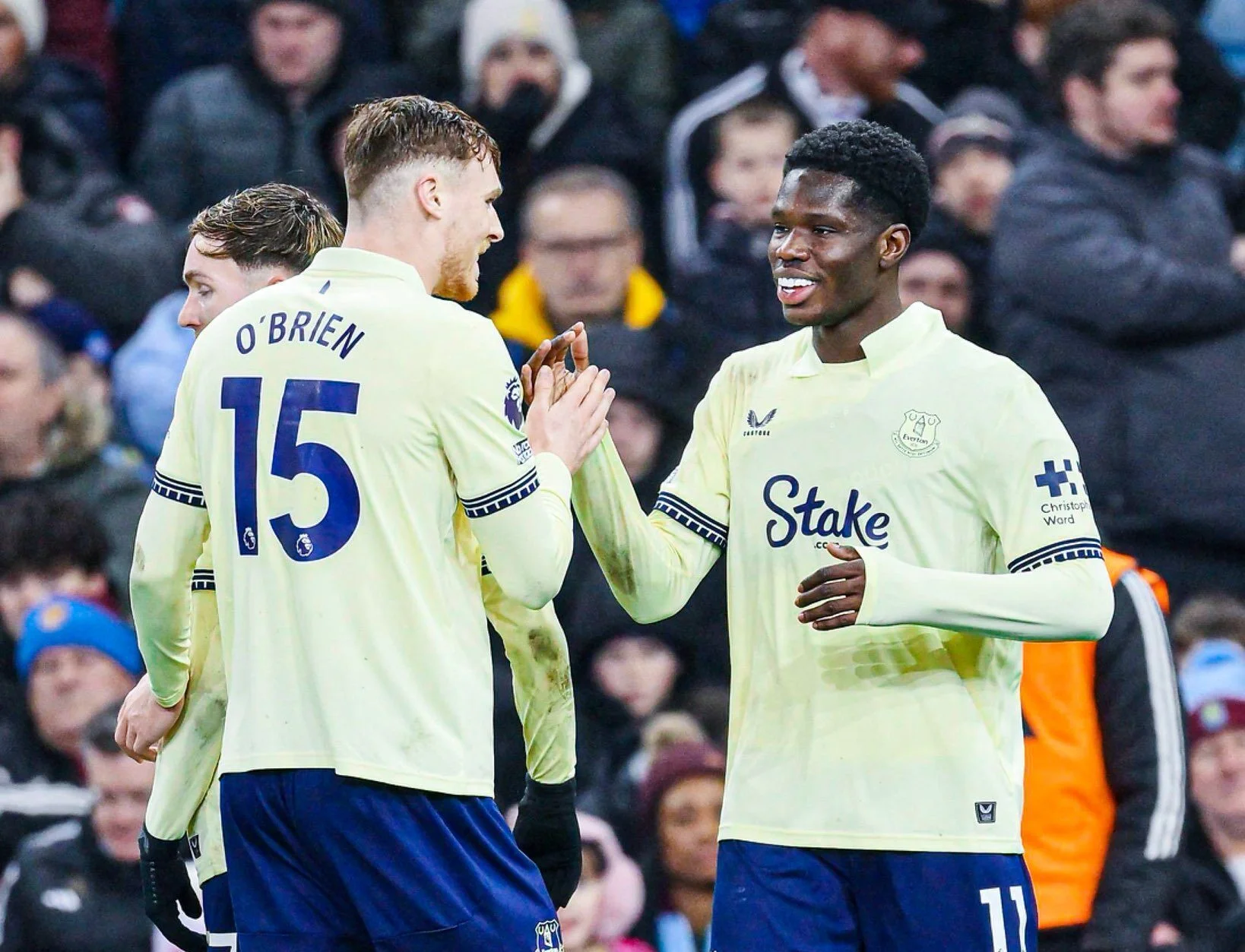 Superb Everton dent Villa's title charge