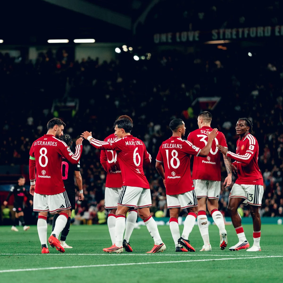 Man Utd cruise, Bayern hit five as Como make Champions League history